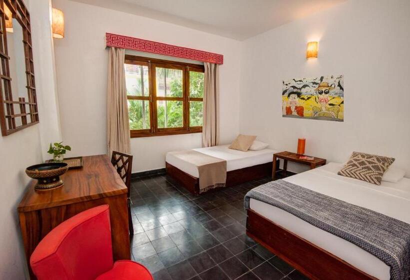חדר סטנדרט לשלושה, Mad Monkey Hostel Phnom Penh