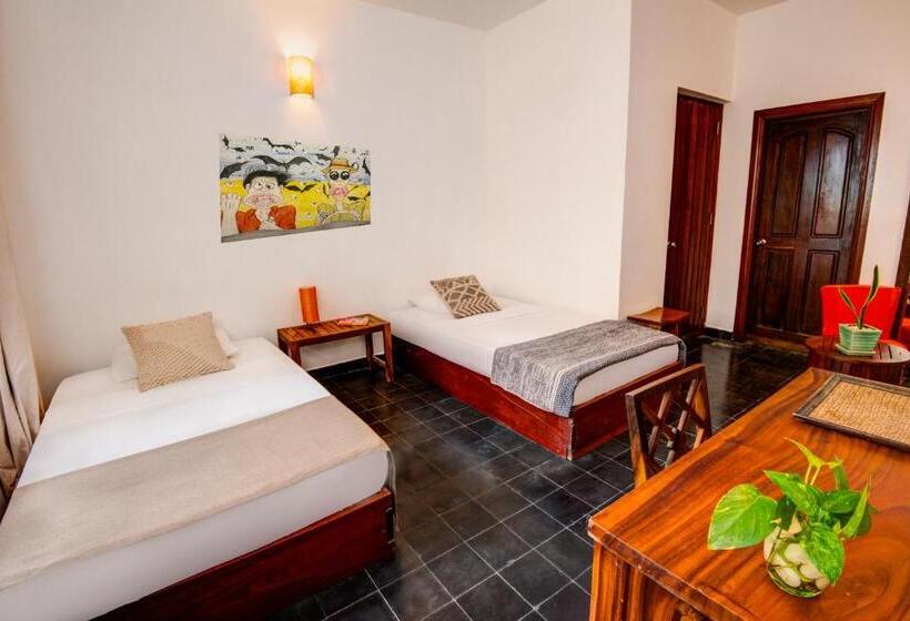 חדר סטנדרט לשלושה, Mad Monkey Hostel Phnom Penh