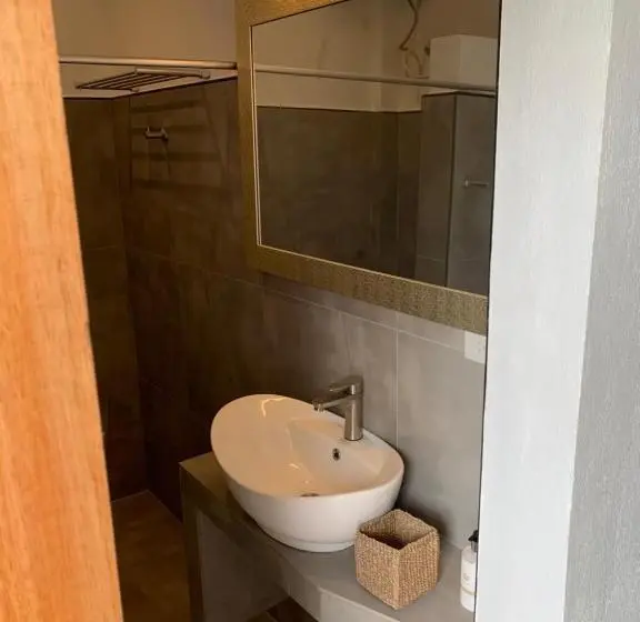 デラックスの４人部屋, Crown Malapascua