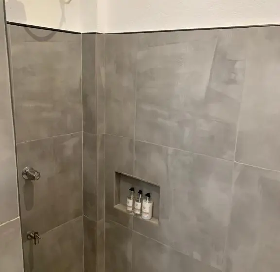 デラックスの４人部屋, Crown Malapascua