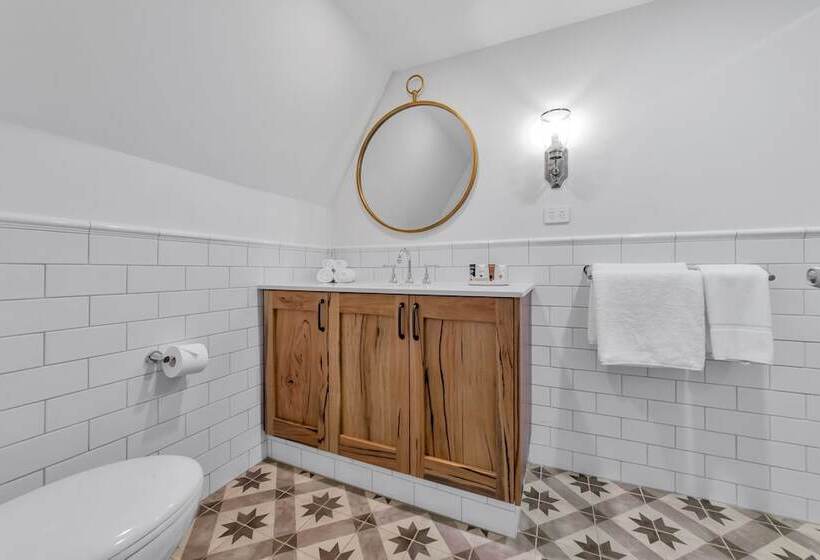 חדר סטנדרט, The National