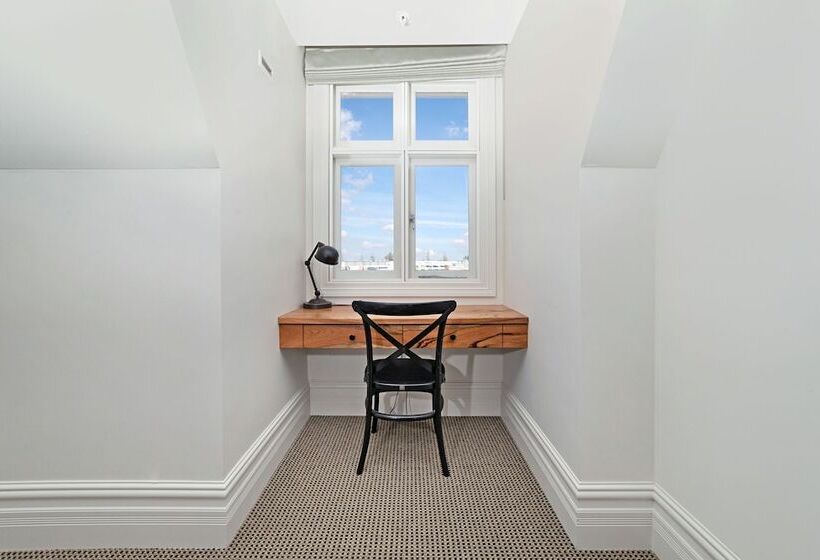 חדר סטנדרט, The National