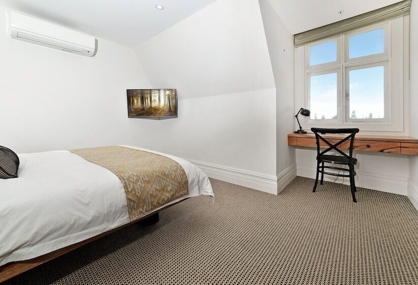 חדר סטנדרט, The National