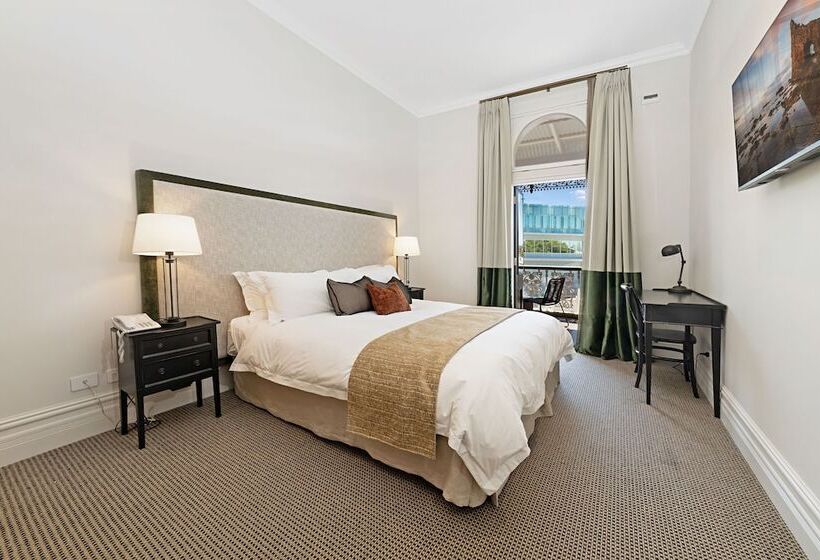 חדר דלוקס עם מרפסת, The National