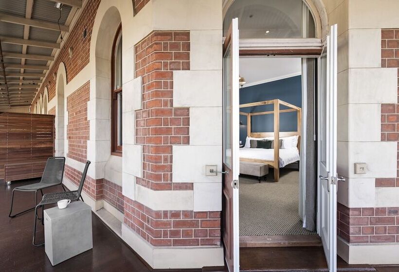 סוויטה דלוקס, The National