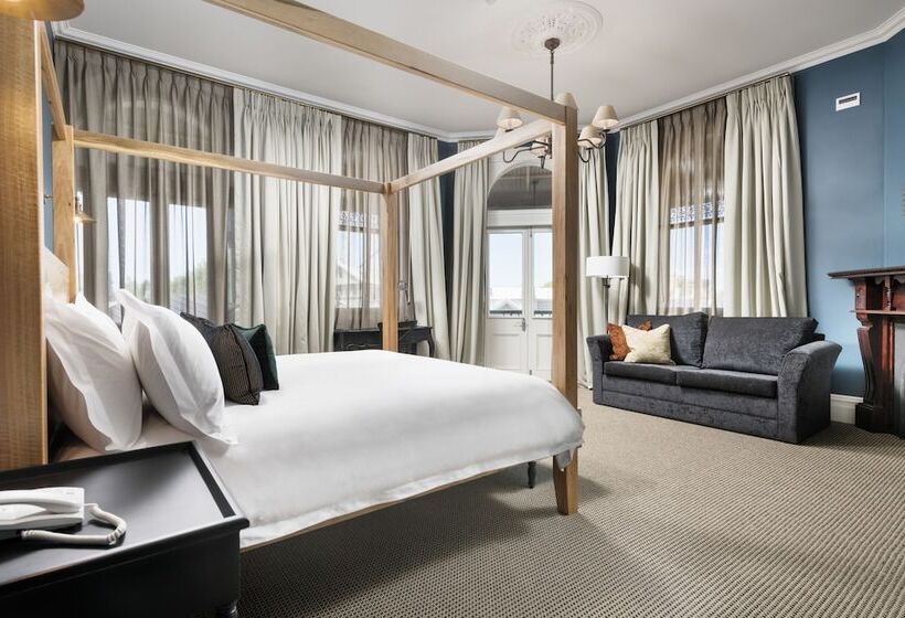 סוויטה דלוקס, The National