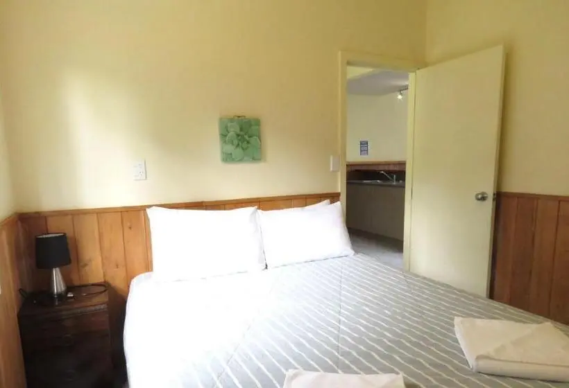 Perhehuone, Mystery Creek Motel