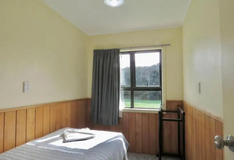 Perhehuone, Mystery Creek Motel