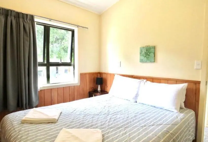 Perhehuone, Mystery Creek Motel
