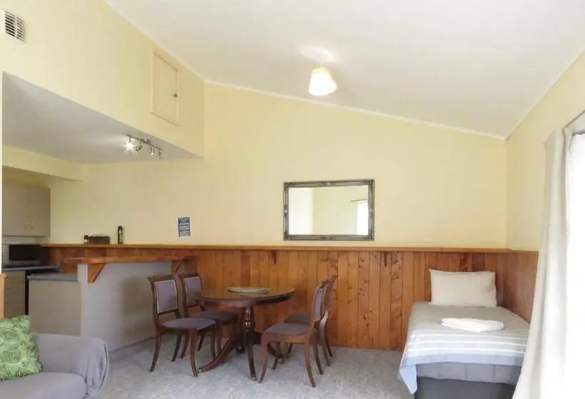 Perhehuone, Mystery Creek Motel