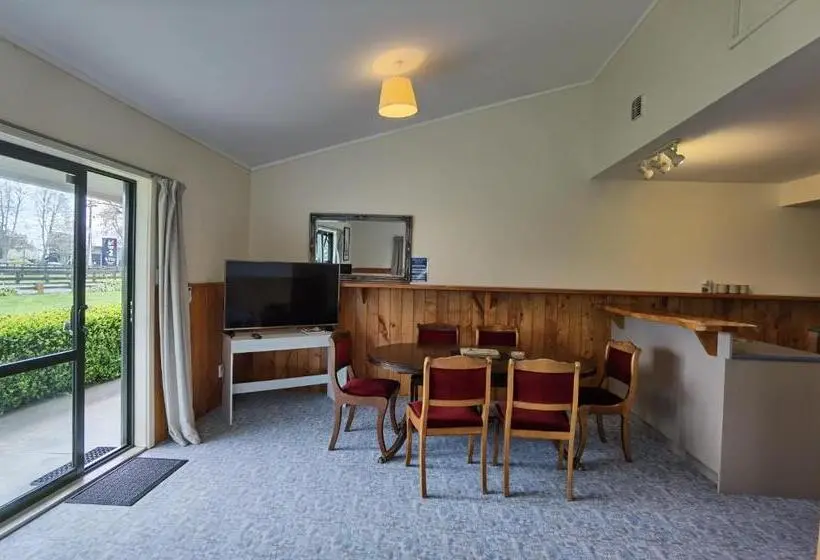 Perhehuone, Mystery Creek Motel
