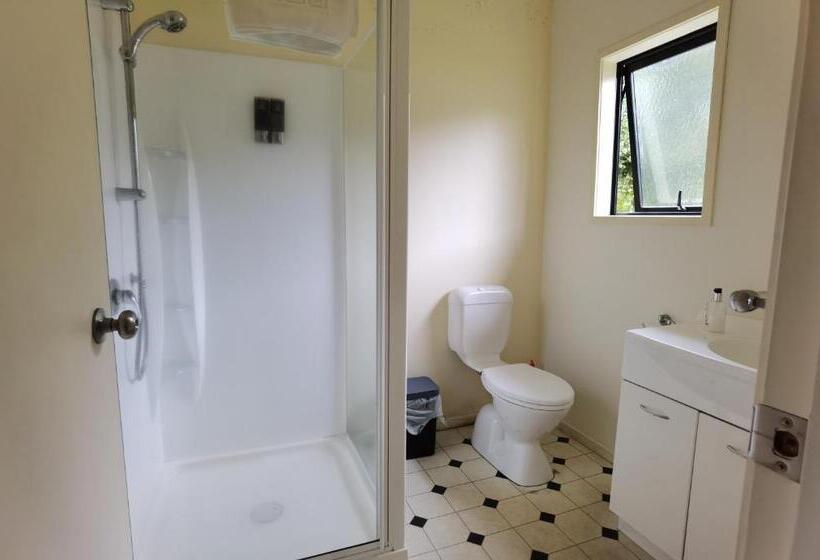 ファミリールーム, Mystery Creek Motel