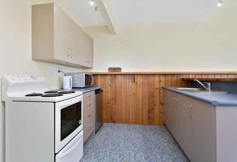 ファミリールーム, Mystery Creek Motel