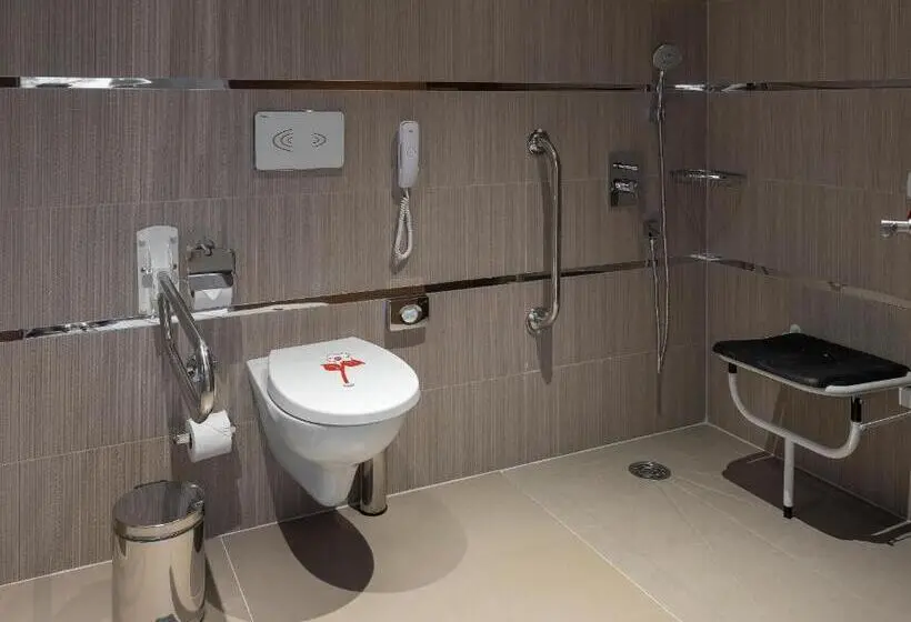 身障者適用キングサイズベッドルーム, Ramada Plaza By Wyndham Rize