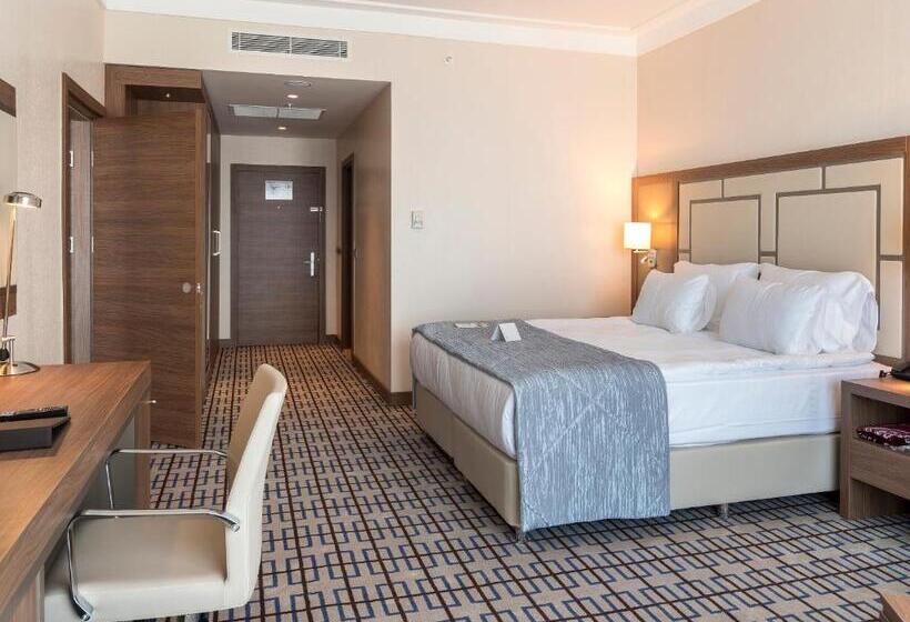 身障者適用キングサイズベッドルーム, Ramada Plaza By Wyndham Rize