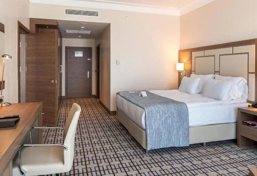 身障者適用キングサイズベッドルーム, Ramada Plaza By Wyndham Rize