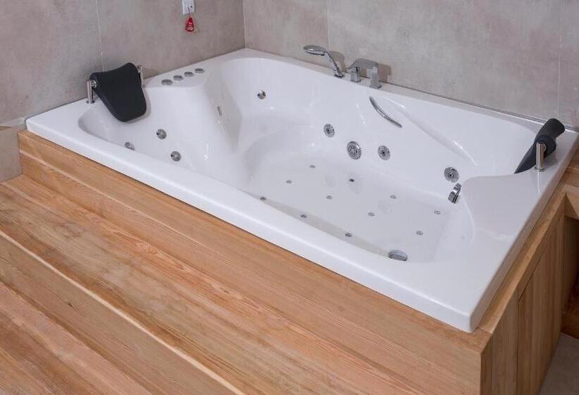 キングサイズベッドのスイートルーム, Ramada Plaza By Wyndham Rize