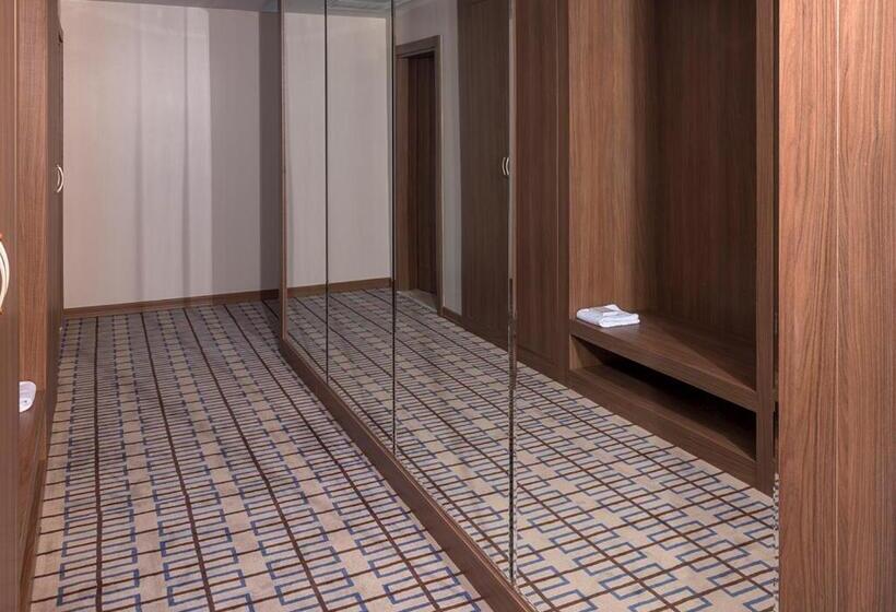 キングサイズベッドのスイートルーム, Ramada Plaza By Wyndham Rize