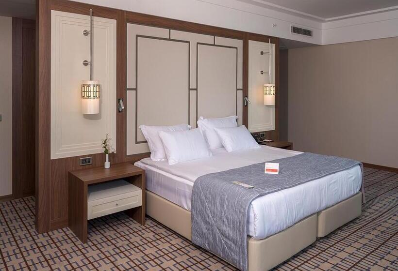 キングサイズベッドのスイートルーム, Ramada Plaza By Wyndham Rize