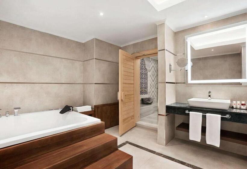 キングサイズベッドのスイートルーム, Ramada Plaza By Wyndham Rize