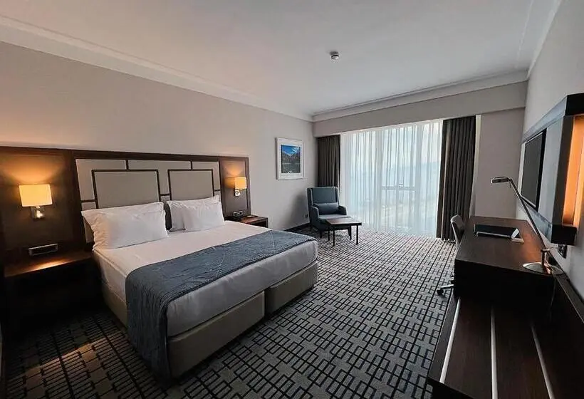 キングサイズベッドのスタンダードルーム, Ramada Plaza By Wyndham Rize