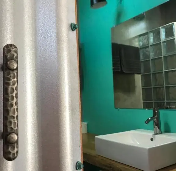 اتاق لوکس چهار تخته, Crash Pad Adventure Hostel