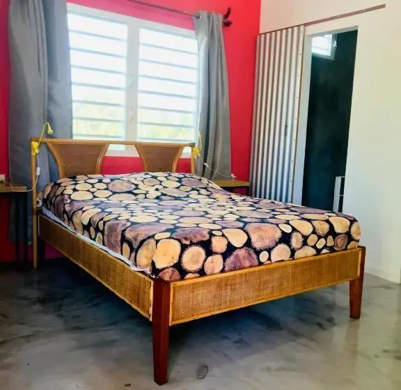 اتاق لوکس چهار تخته, Crash Pad Adventure Hostel