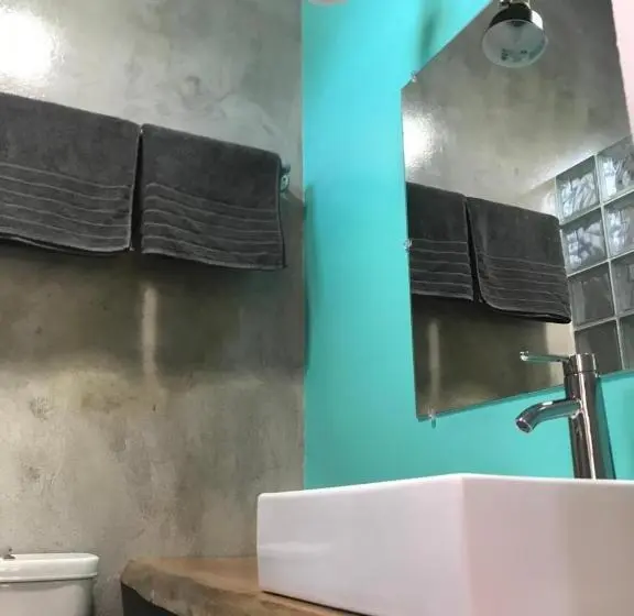 اتاق لوکس با بالکن, Crash Pad Adventure Hostel