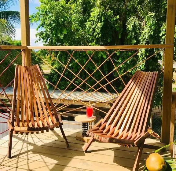 اتاق لوکس با بالکن, Crash Pad Adventure Hostel
