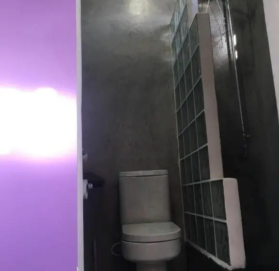 اتاق لوکس با بالکن, Crash Pad Adventure Hostel