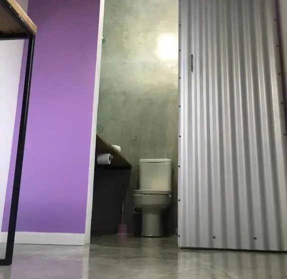 اتاق لوکس با بالکن, Crash Pad Adventure Hostel