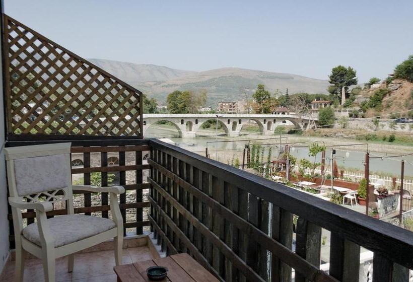 Quarto Deluxe com Balcão, Maya Hostel Berat