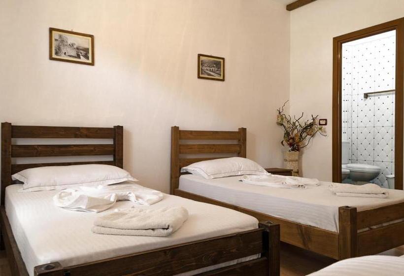 Quarto standart com varanda, Maya Hostel Berat