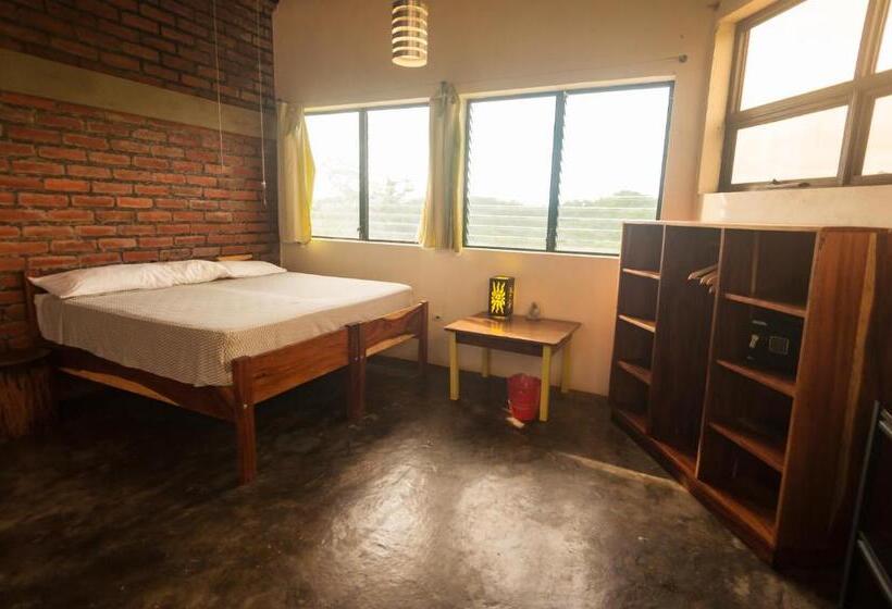 اتاق لوکس با چشمانداز دریا, Hush Maderas