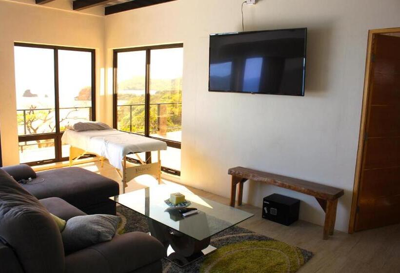 Deluxe Suite King Bed, Hush Maderas