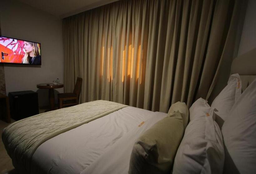 غرفة قياسية مطلّة علي البحر, Mansour