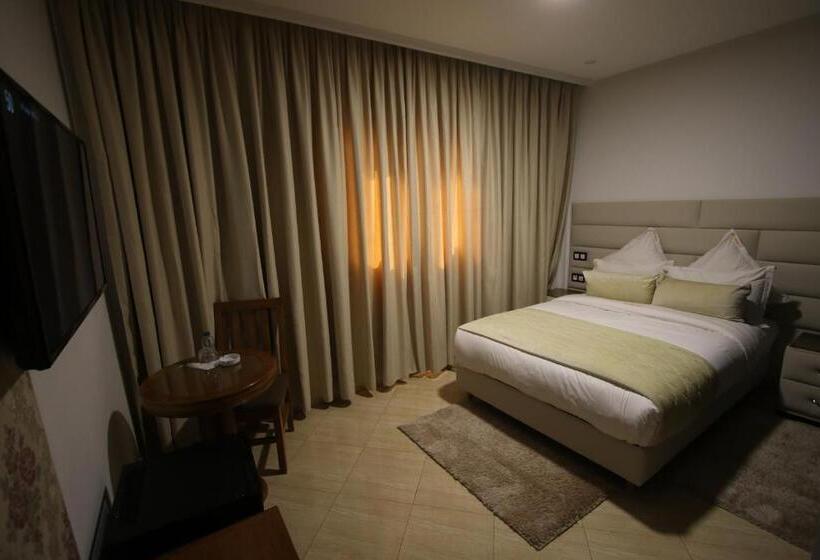 غرفة قياسية مطلّة علي البحر, Mansour