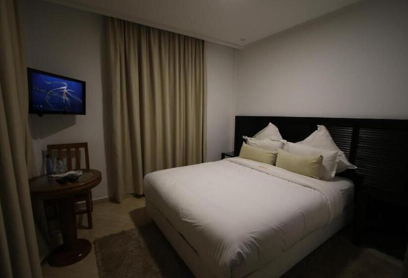 غرفة قياسية مطلّة علي البحر, Mansour