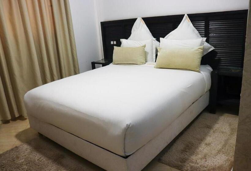 غرفة قياسية مطلّة علي البحر, Mansour