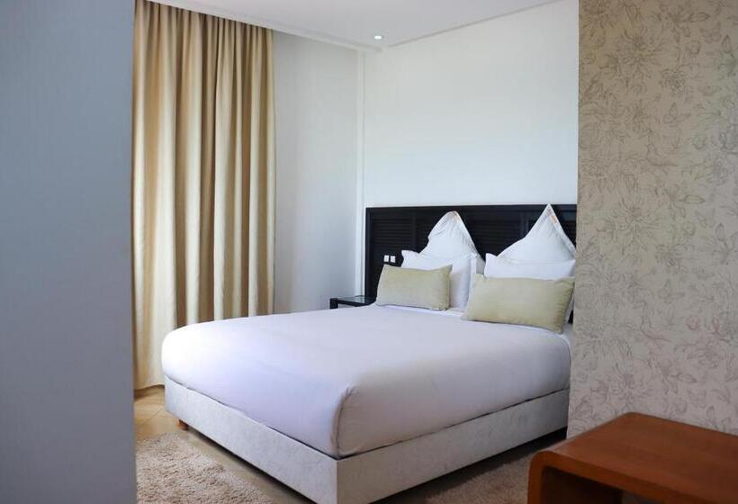 غرفة قياسية مطلّة علي البحر, Mansour