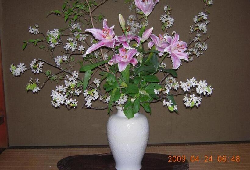 Семейный Номер Вид на Сад, Yuuhiken