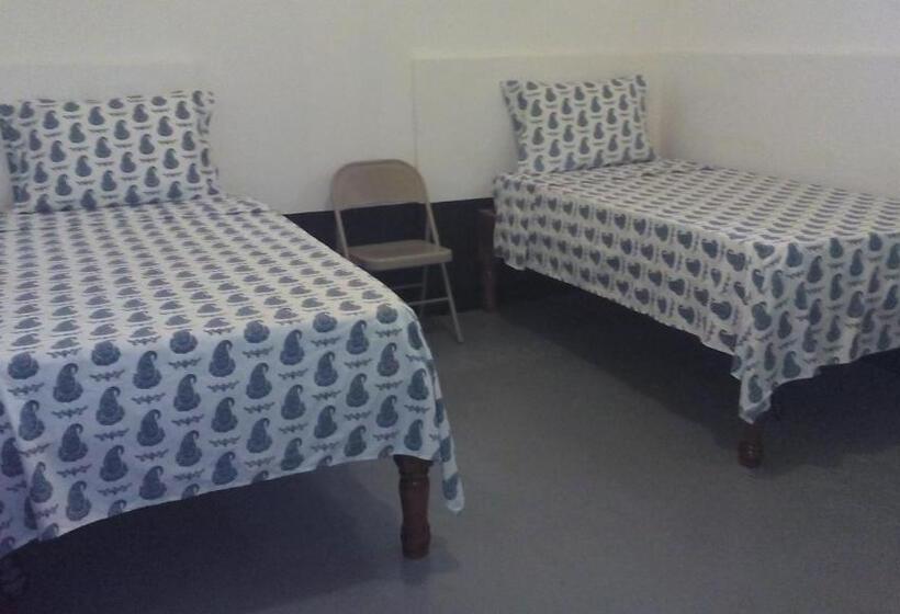 اتاق استاندارد با سرویس بهداشتی مشترک, Drifters@one Mile