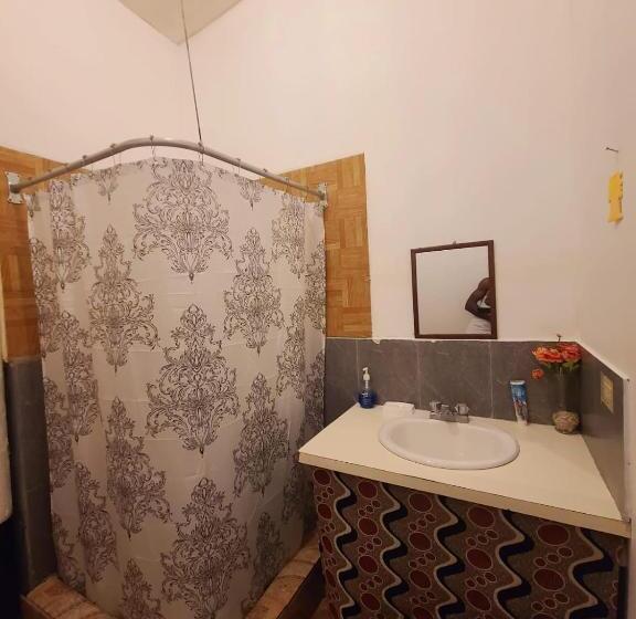 اتاق استاندارد چهارنفره با سرویس بهداشتی مشترک, Drifters@one Mile