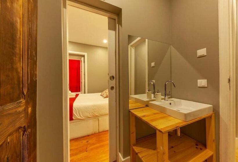 اتاق استاندارد سه تخته با سرویس بهداشتی مشترک, The Bridge