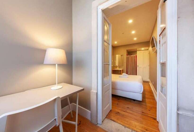 اتاق استاندارد سه تخته با سرویس بهداشتی مشترک, The Bridge