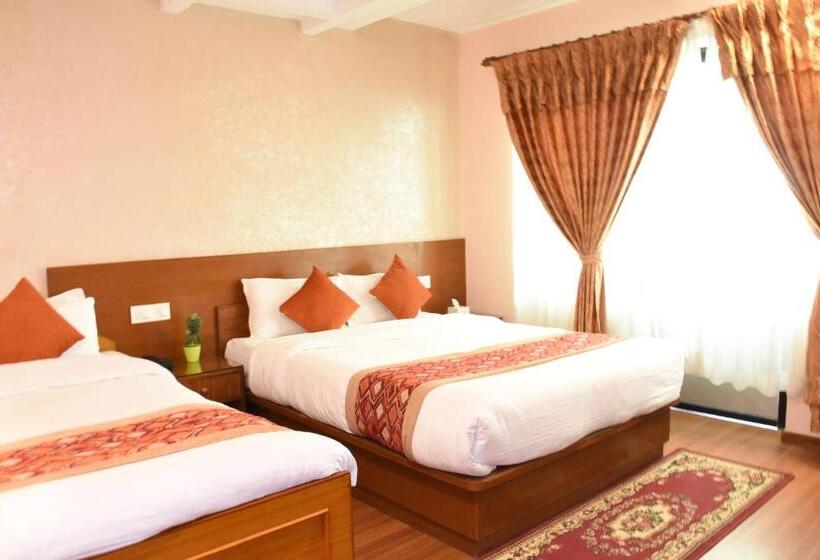 اتاق استاندارد سه تخته با بالکن, Bojinee Nagarkot Resort