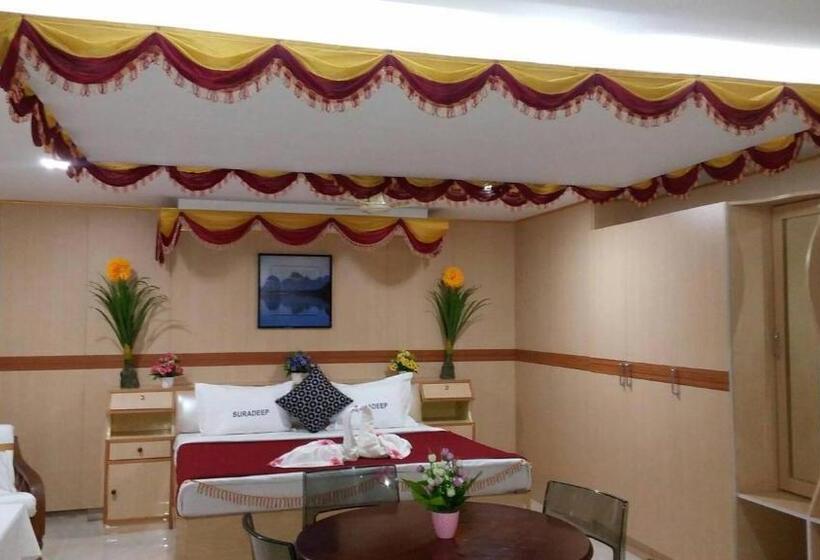 Люкс Кровать Кинг, Suradeep Residency