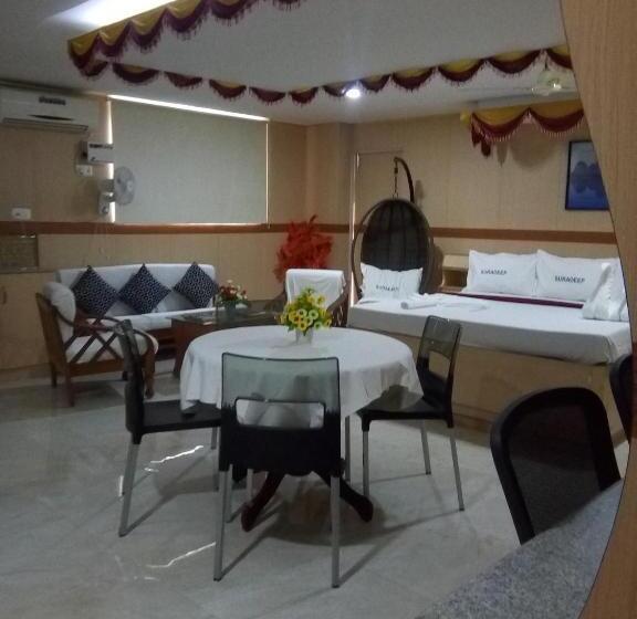 Люкс Кровать Кинг, Suradeep Residency