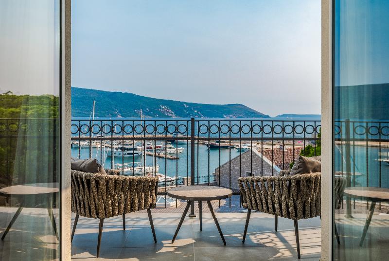 سوییت با چشم‌انداز دریا, Lazure Hotel & Marina