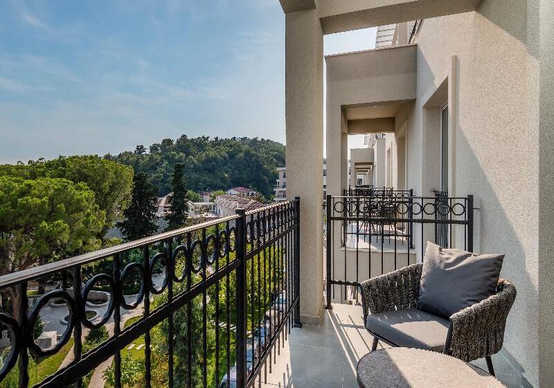 سوییت با چشم‌انداز دریا, Lazure Hotel & Marina